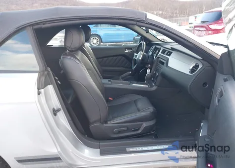 2013 Ford Mustang V6 Premium z USA, uszkodzony, nr VIN 1ZVBP8EM8D5265320